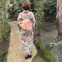 เดินเล่นในสวนพร้อมชุดกิโมโน