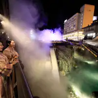 Mata air panas Kusatsu adalah salah satu kesenangan berjalan-jalan di kota.