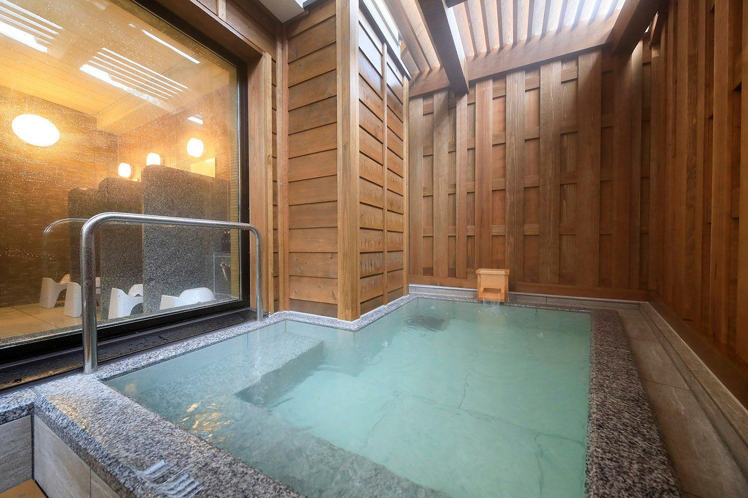 在充滿解放感的露天溫泉中，享受至福時光