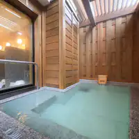 Nikmati momen kebahagiaan di pemandian terbuka yang memberikan rasa kebebasan