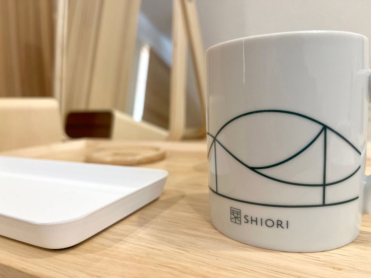 【客室備品】ロゴ入りのマグカップ