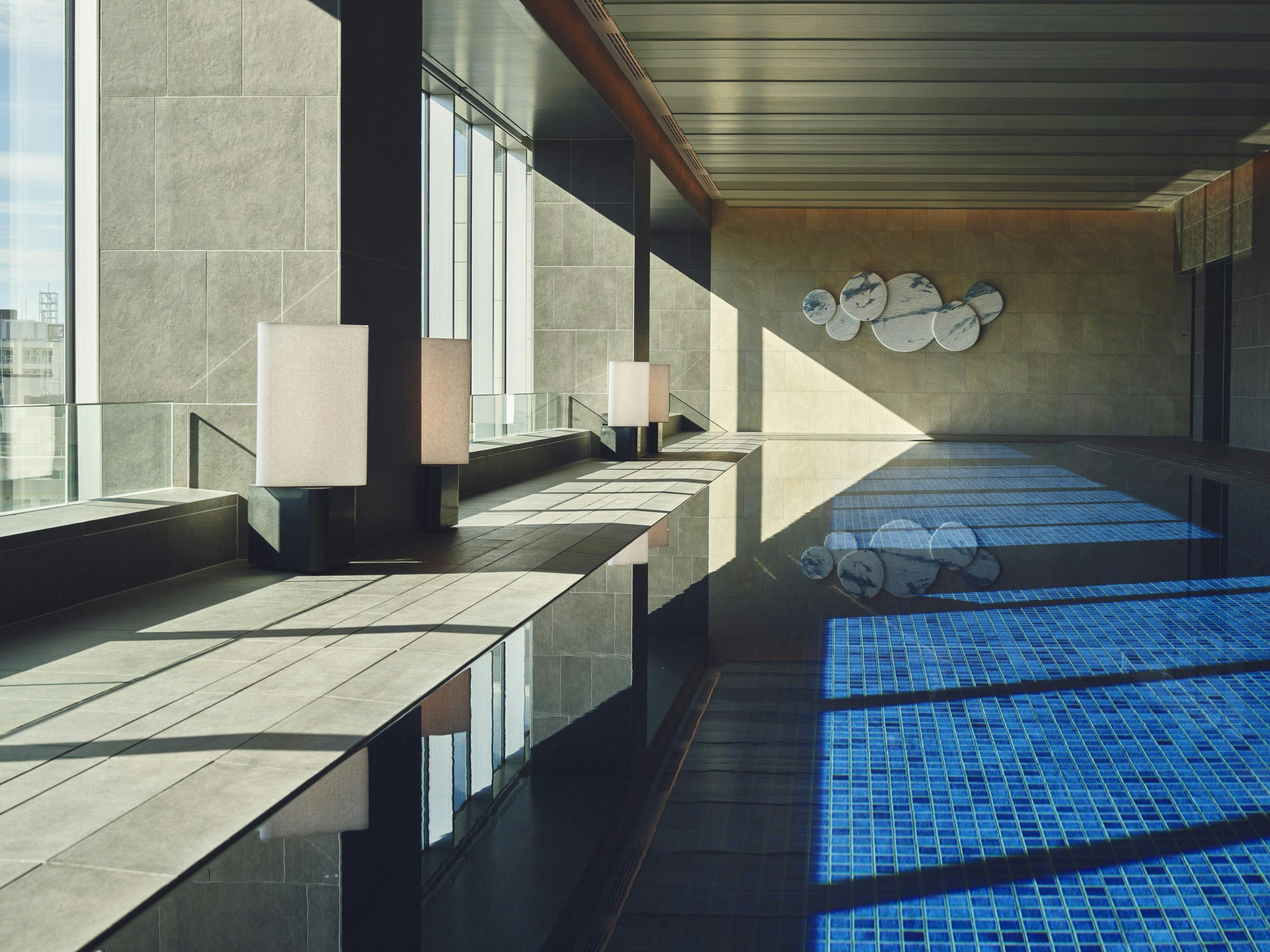 สระว่ายน้ำในร่มพร้อมน้ำอุ่น ชั้น 9