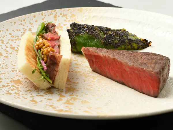 夕食はレストランで優雅に【厳選和牛コース】香り立つ炭火焼&絶品すき焼き!目の前で仕上げる和牛を堪能