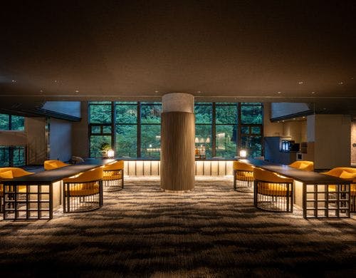 ロビー　ラウンジ　夜