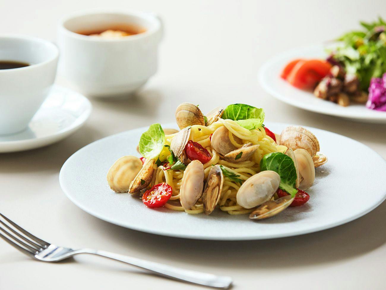 【翌日ランチ】選べるメインと野菜のサラダビュッフェ！12月20日までのご宿泊でピザ1枚が無料！