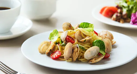 【翌日ランチ】選べるメインと野菜のサラダビュッフェ!12月20日までのご宿泊でピザ1枚が無料!