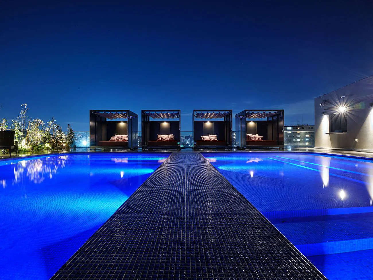 สระว่ายน้ำบนดาดฟ้า