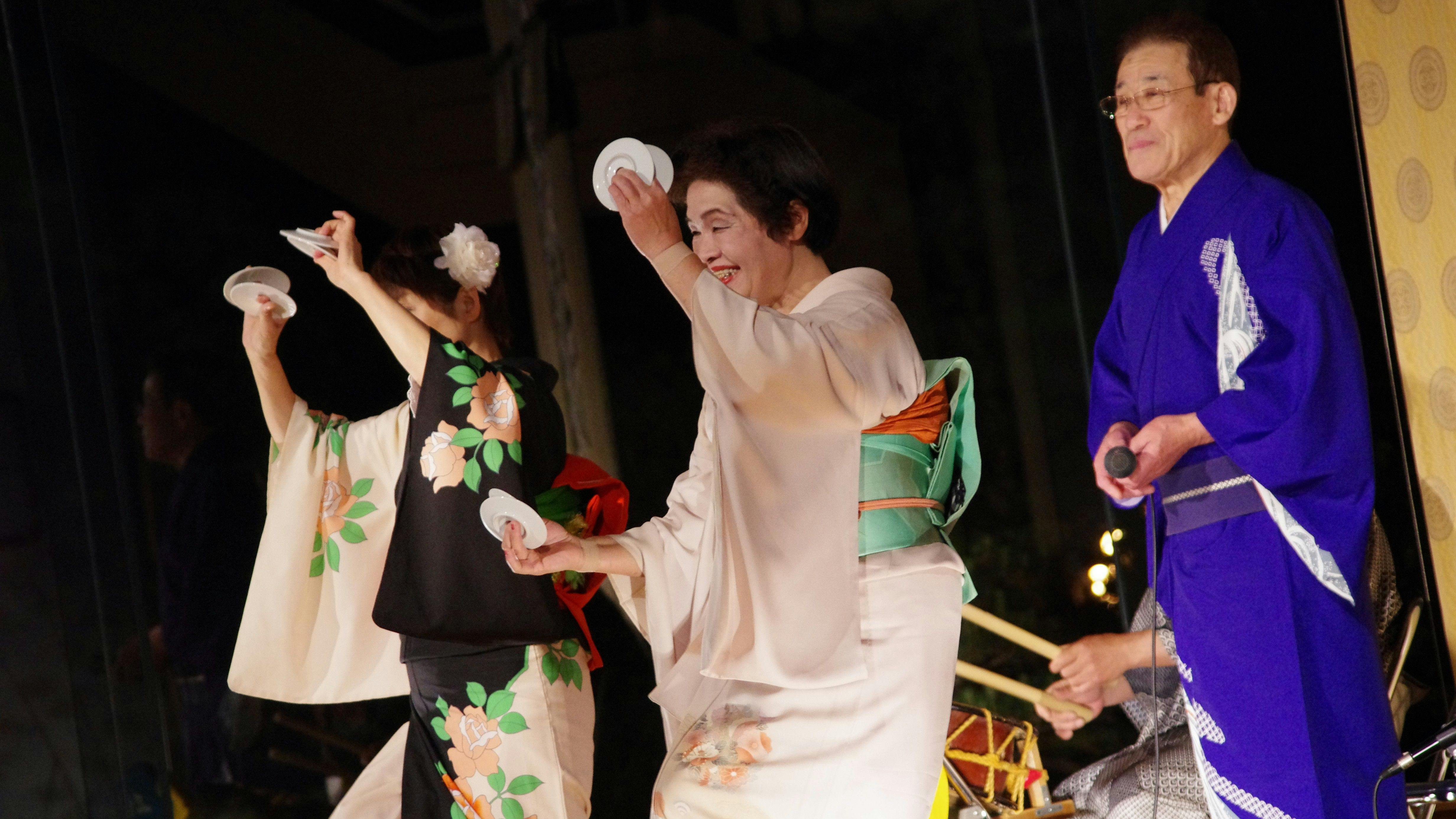 Persembahan pertunjukan lagu rakyat Shimane secara percuma.