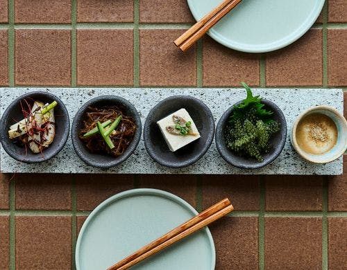 ディナーはお酒と合わせる島のごちそうで