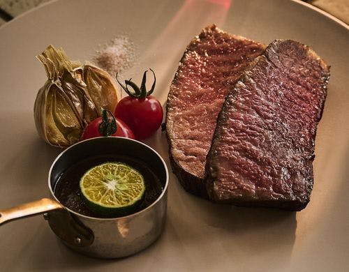 薪と炭が引き出す、力強いグリルの味わい