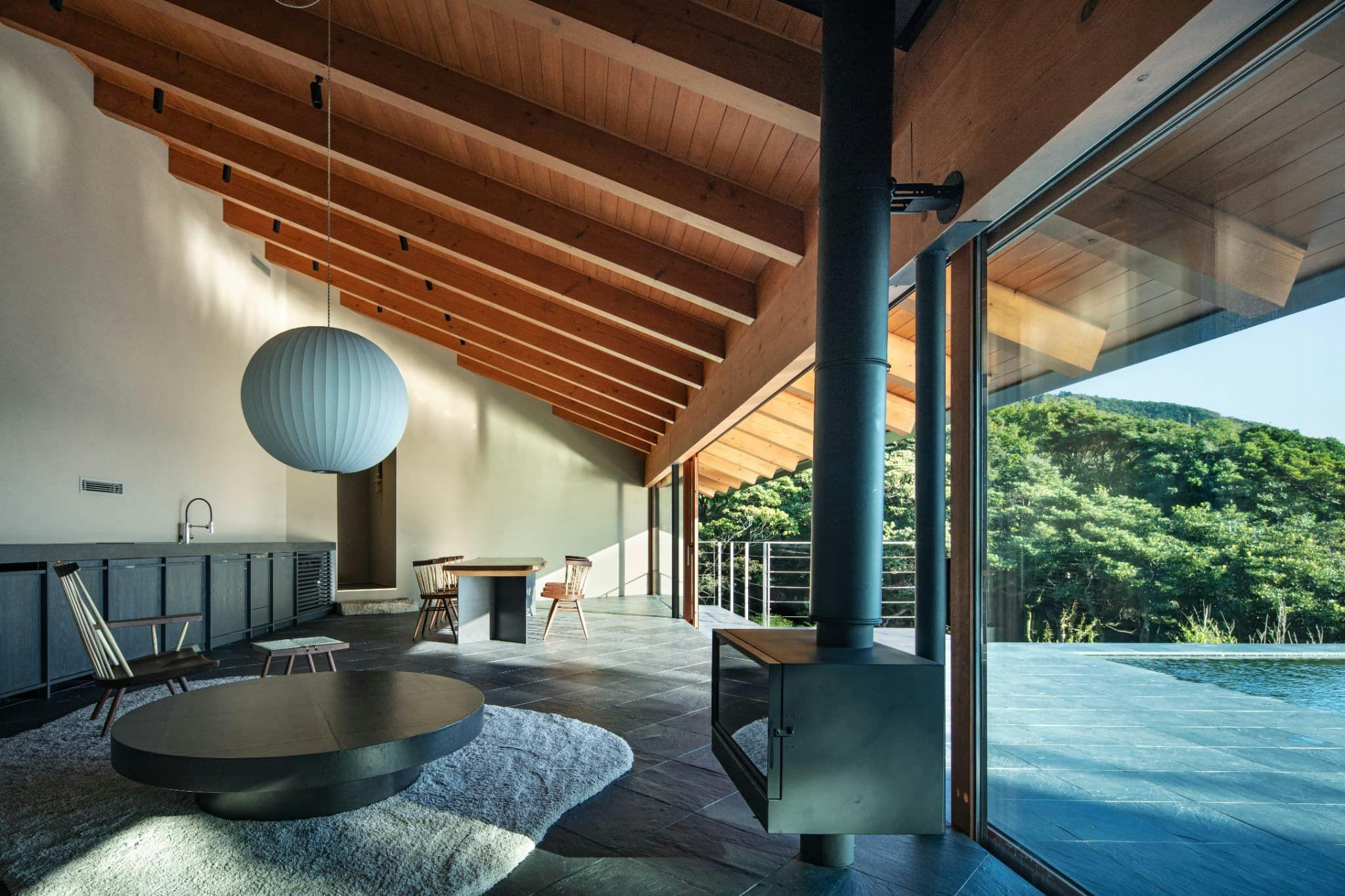 ห้องนั่งเล่นมีเพดานสูง ให้ความรู้สึกโปร่งโล่ง