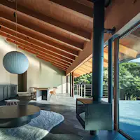 ห้องนั่งเล่นมีเพดานสูง ให้ความรู้สึกโปร่งโล่ง