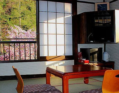 清流沿いのゆったりした１２畳