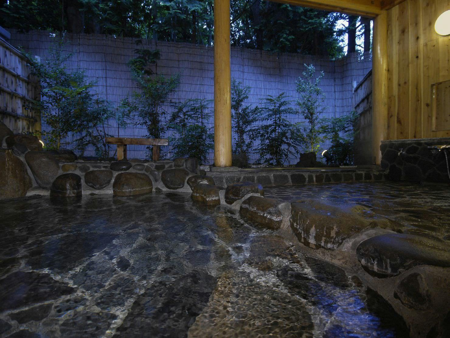 広い湯船の露天風呂