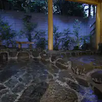 広い湯船の露天風呂