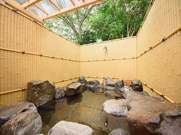 Pemandian terbuka pribadi / Bak mandi batu