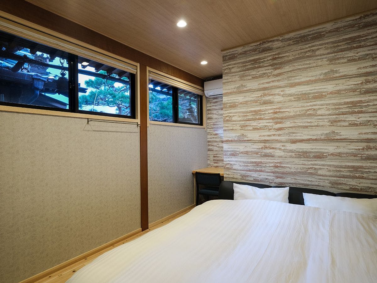 ห้องมุมเตียงคิงไซส์สไตล์ตะวันตก