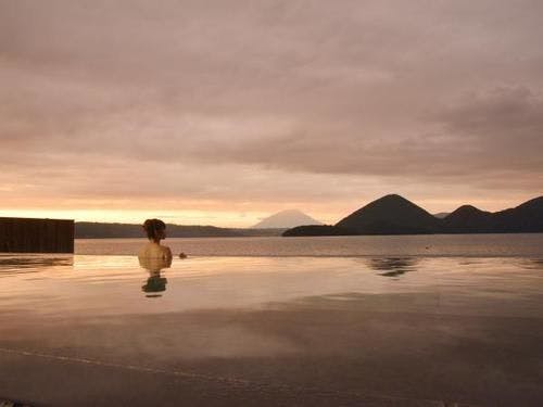 【ออนเซ็นกลางแจ้ง】เพลิดเพลินกับความเป็นหนึ่งเดียวกับทะเลสาบโทยะ