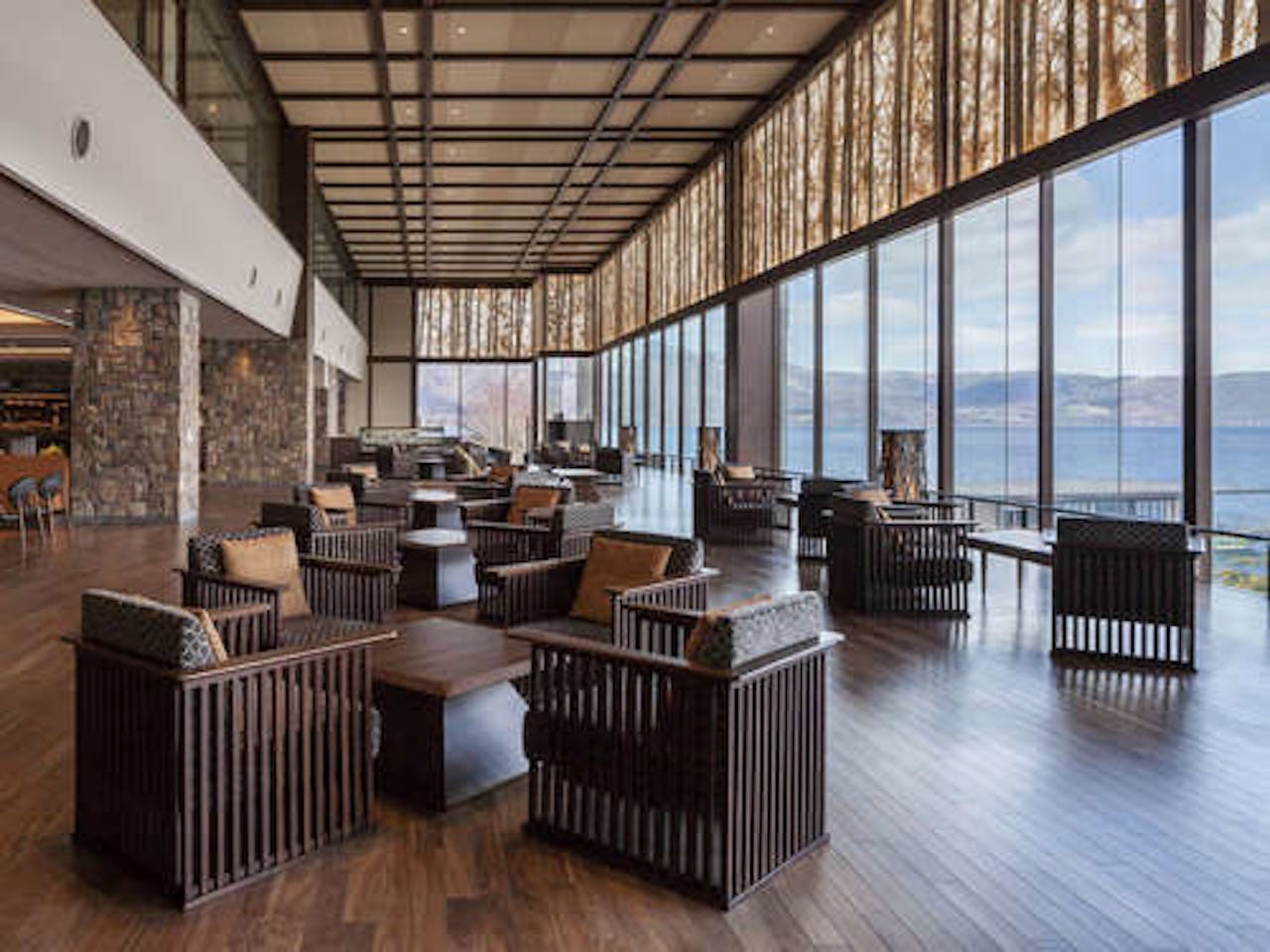 優しい光に包まれる寛ぎのラウンジ