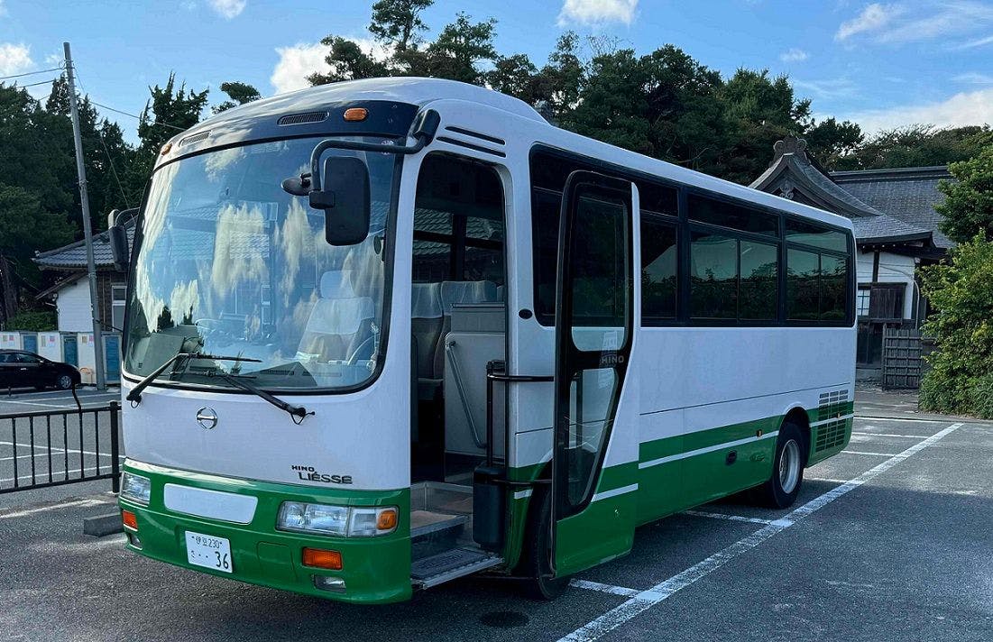 รถบัสขนาดใหญ่สำหรับบริการรับส่ง