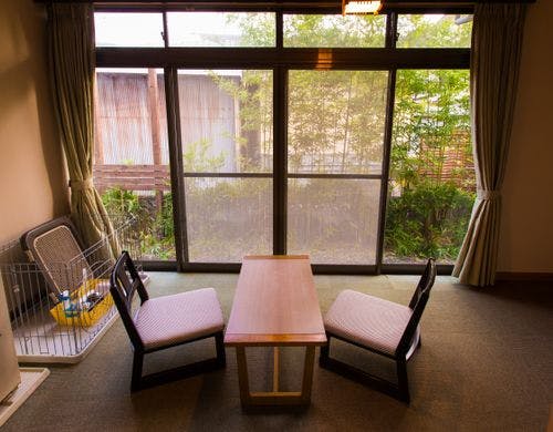 愛犬部屋食和室10畳　広縁に愛犬様用ケージ