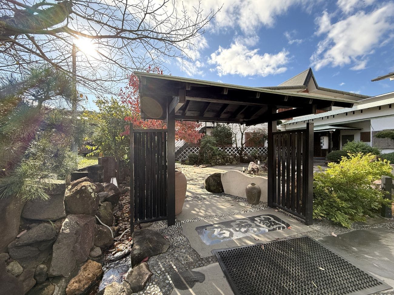 ทางเข้าหน้าบ้านที่เผยความงดงามในแต่ละฤดูกาล