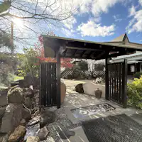 ทางเข้าหน้าบ้านที่เผยความงดงามในแต่ละฤดูกาล