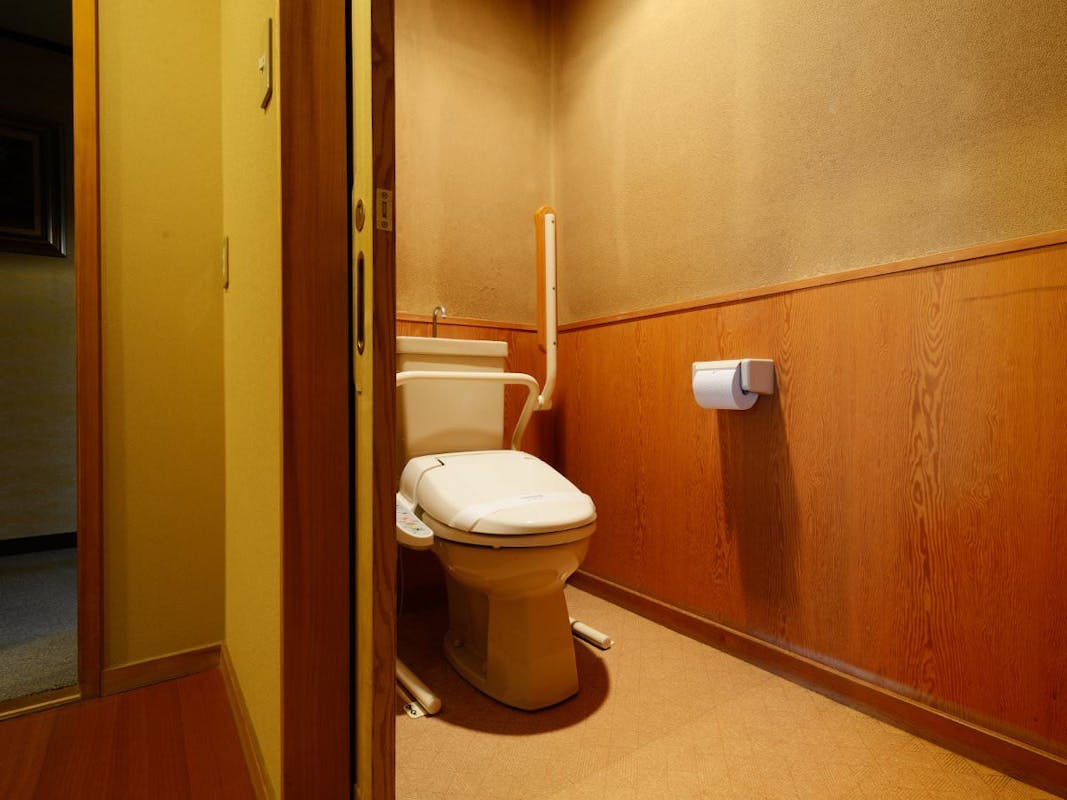 【熱川プリンスホテル】檜風呂付和洋室（最大５名・10畳+ツインベッドルーム）トイレ