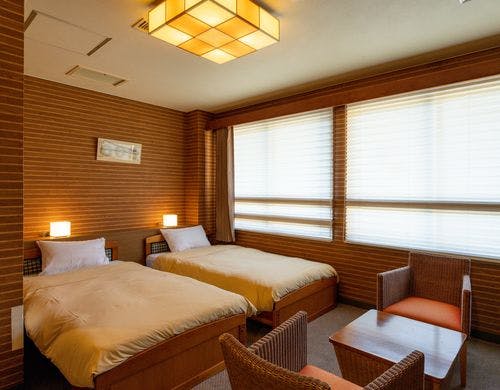 眺望が山側のコンパクトな洋室