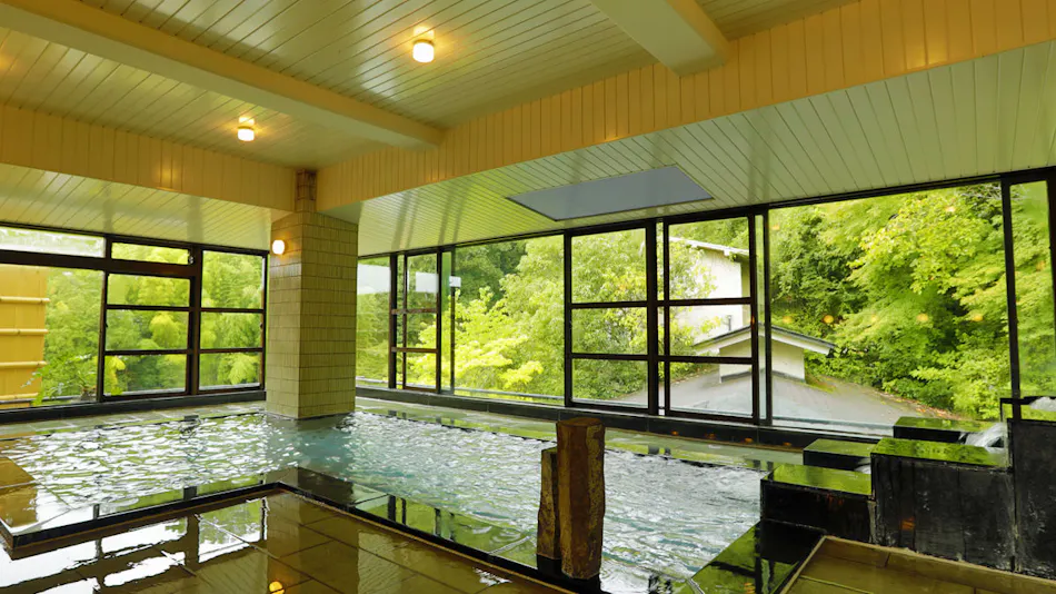Rakuzan Yasuda: A Tatami-Floored Inn Adorned with Kimonos