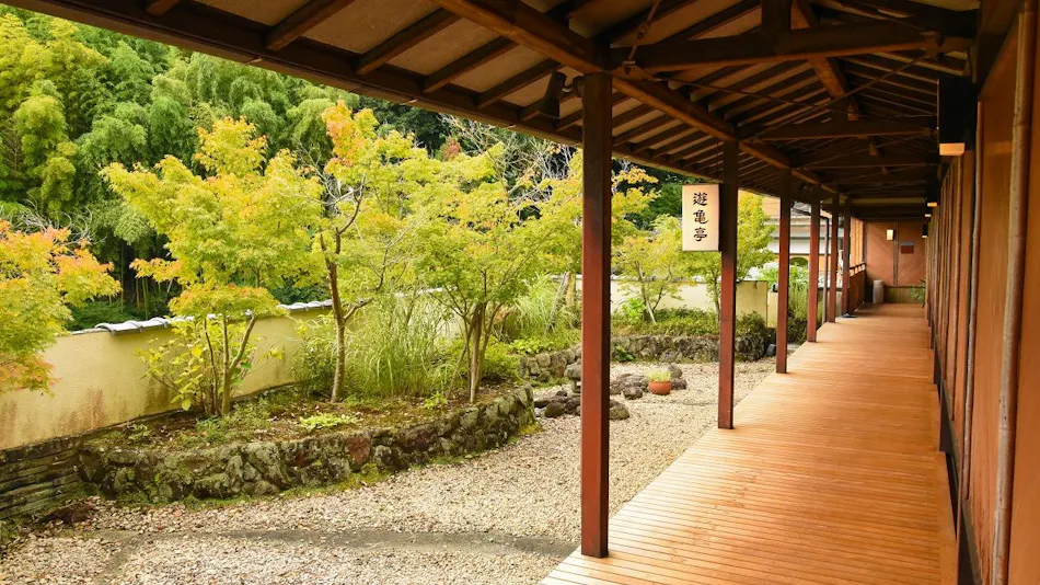 Rakuzan Yasuda: A Tatami-Floored Inn Adorned with Kimonos