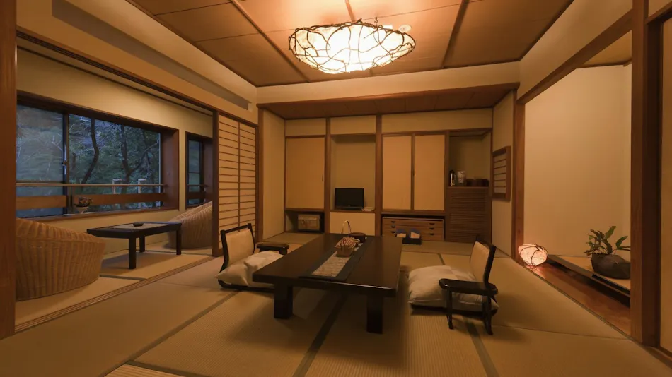 Rakuzan Yasuda: A Tatami-Floored Inn Adorned with Kimonos