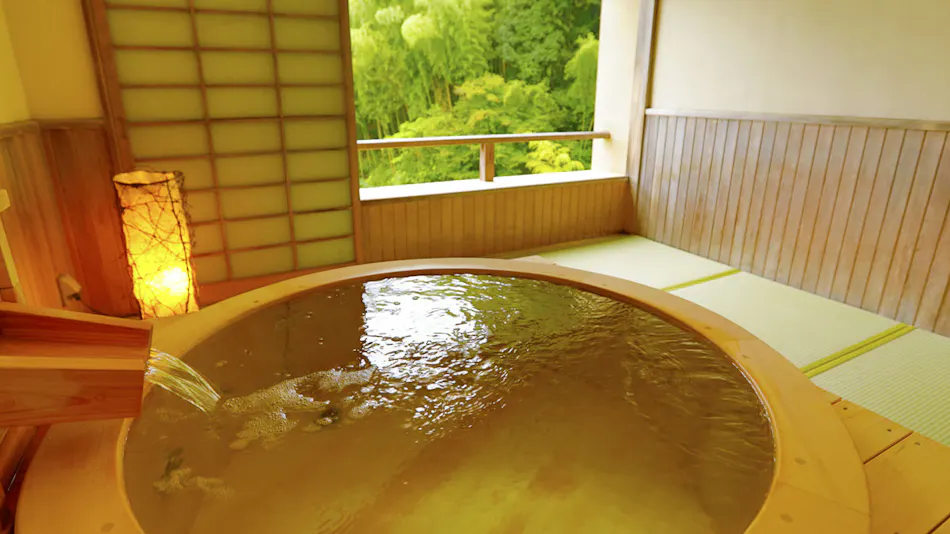 Rakuzan Yasuda: A Tatami-Floored Inn Adorned with Kimonos