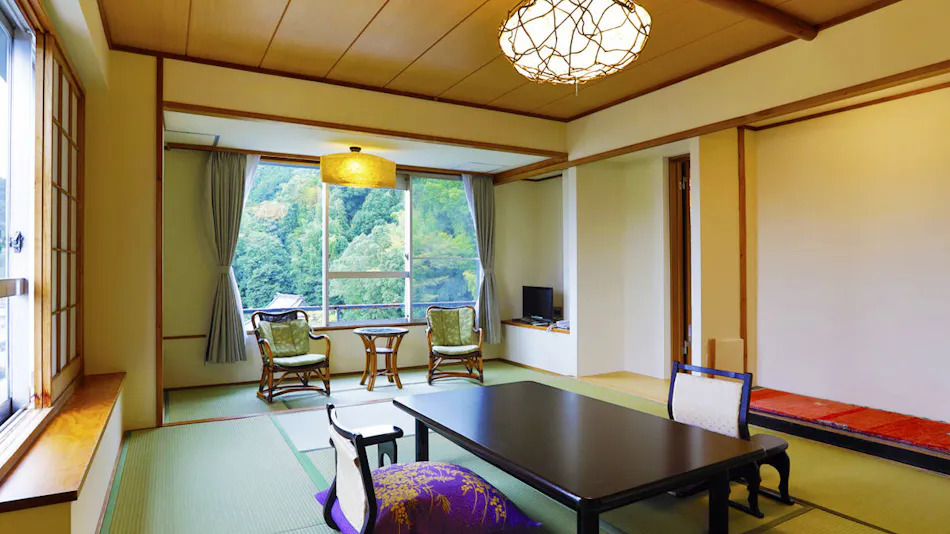Rakuzan Yasuda: A Tatami-Floored Inn Adorned with Kimonos