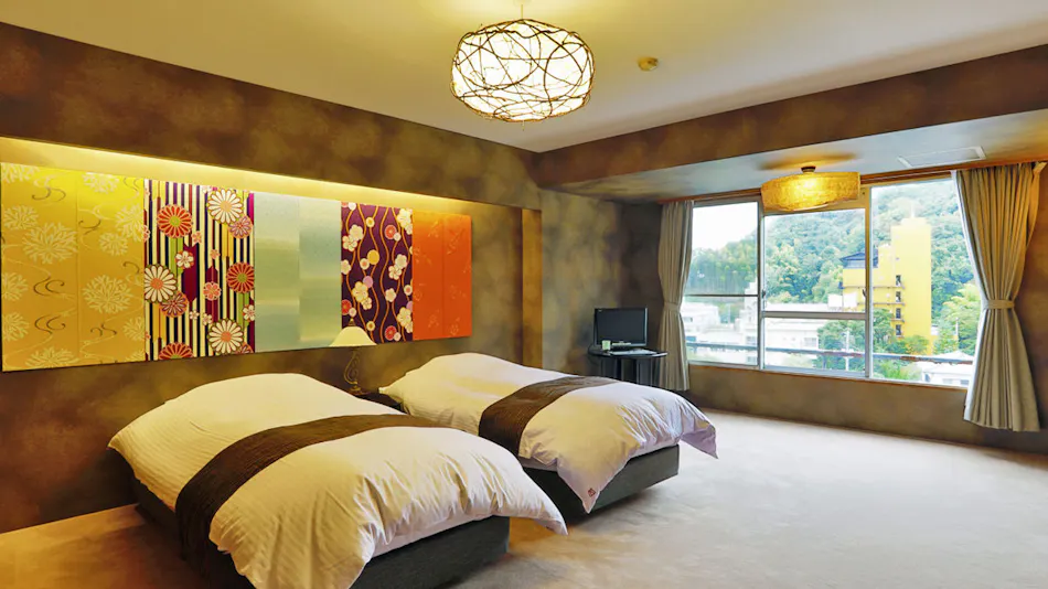 Rakuzan Yasuda: A Tatami-Floored Inn Adorned with Kimonos
