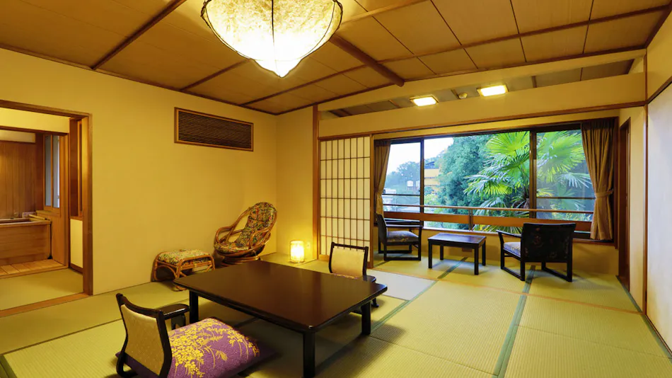 Rakuzan Yasuda: A Tatami-Floored Inn Adorned with Kimonos
