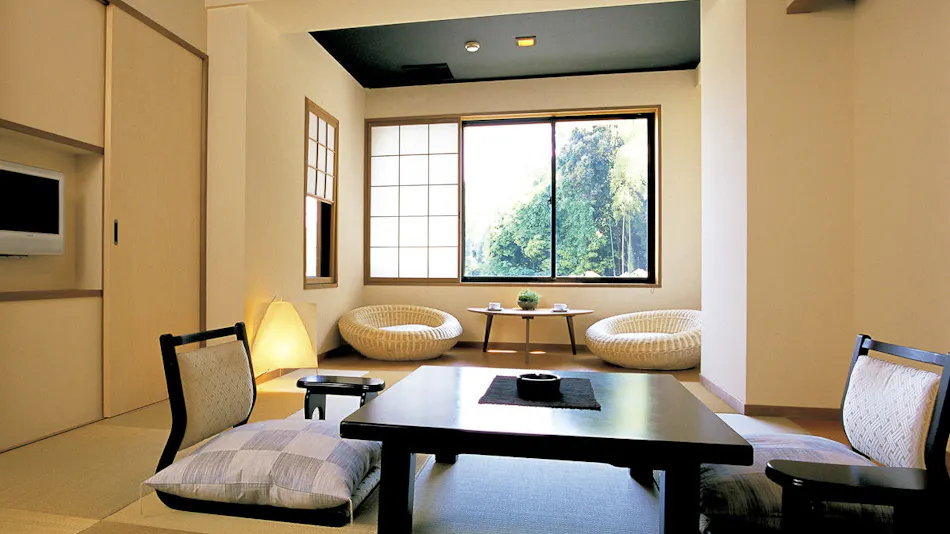 Rakuzan Yasuda: A Tatami-Floored Inn Adorned with Kimonos