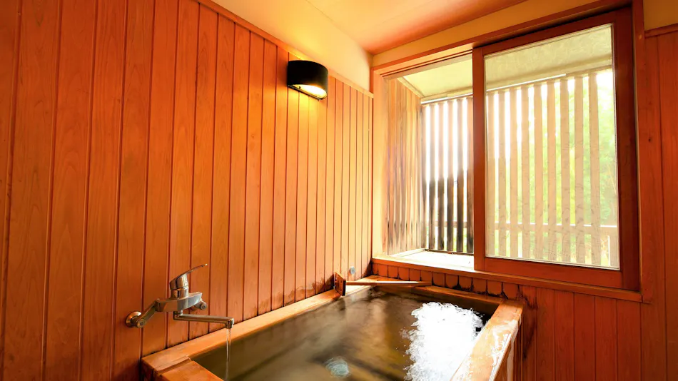 Rakuzan Yasuda: A Tatami-Floored Inn Adorned with Kimonos