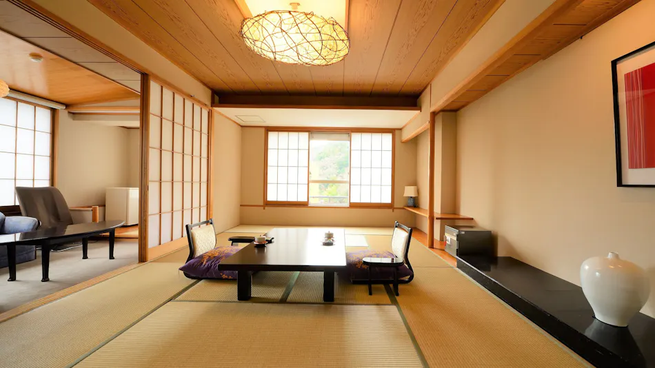 Rakuzan Yasuda: A Tatami-Floored Inn Adorned with Kimonos