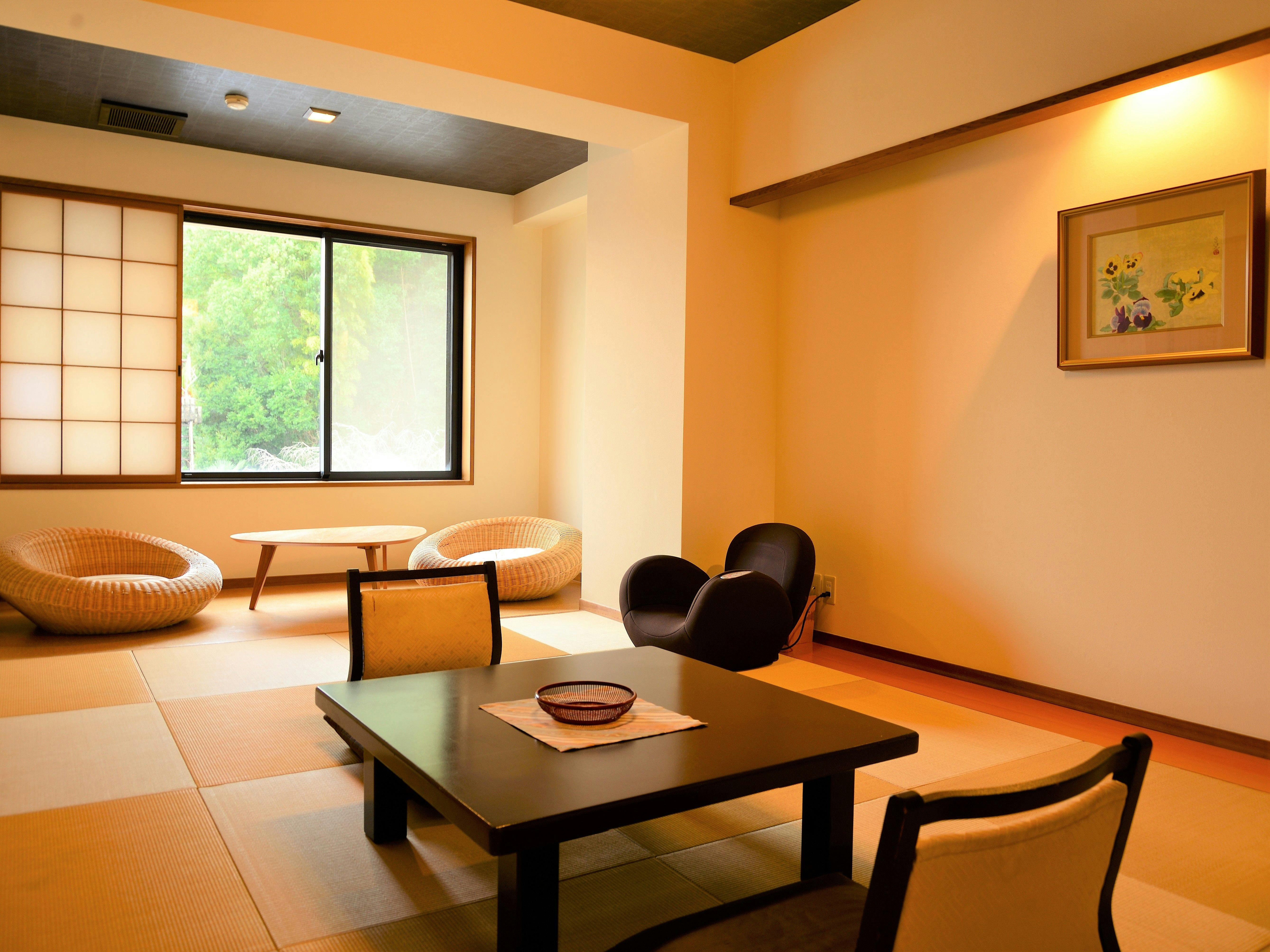 Rakuzan Yasuda: A Tatami-Floored Inn Adorned with Kimonos