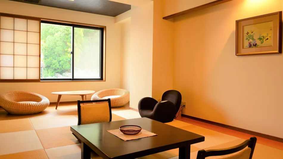Rakuzan Yasuda: A Tatami-Floored Inn Adorned with Kimonos