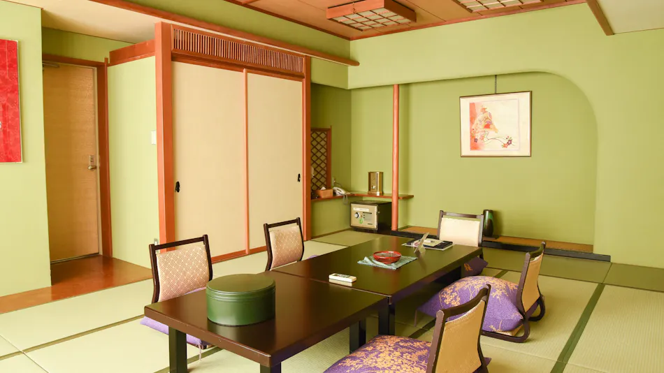 Rakuzan Yasuda: A Tatami-Floored Inn Adorned with Kimonos