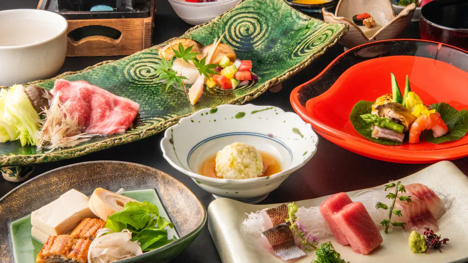 Rakuzan Yasuda: A Tatami-Floored Inn Adorned with Kimonos