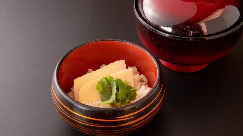 Rakuzan Yasuda: A Tatami-Floored Inn Adorned with Kimonos