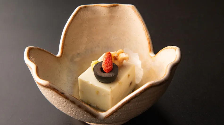 Rakuzan Yasuda: A Tatami-Floored Inn Adorned with Kimonos
