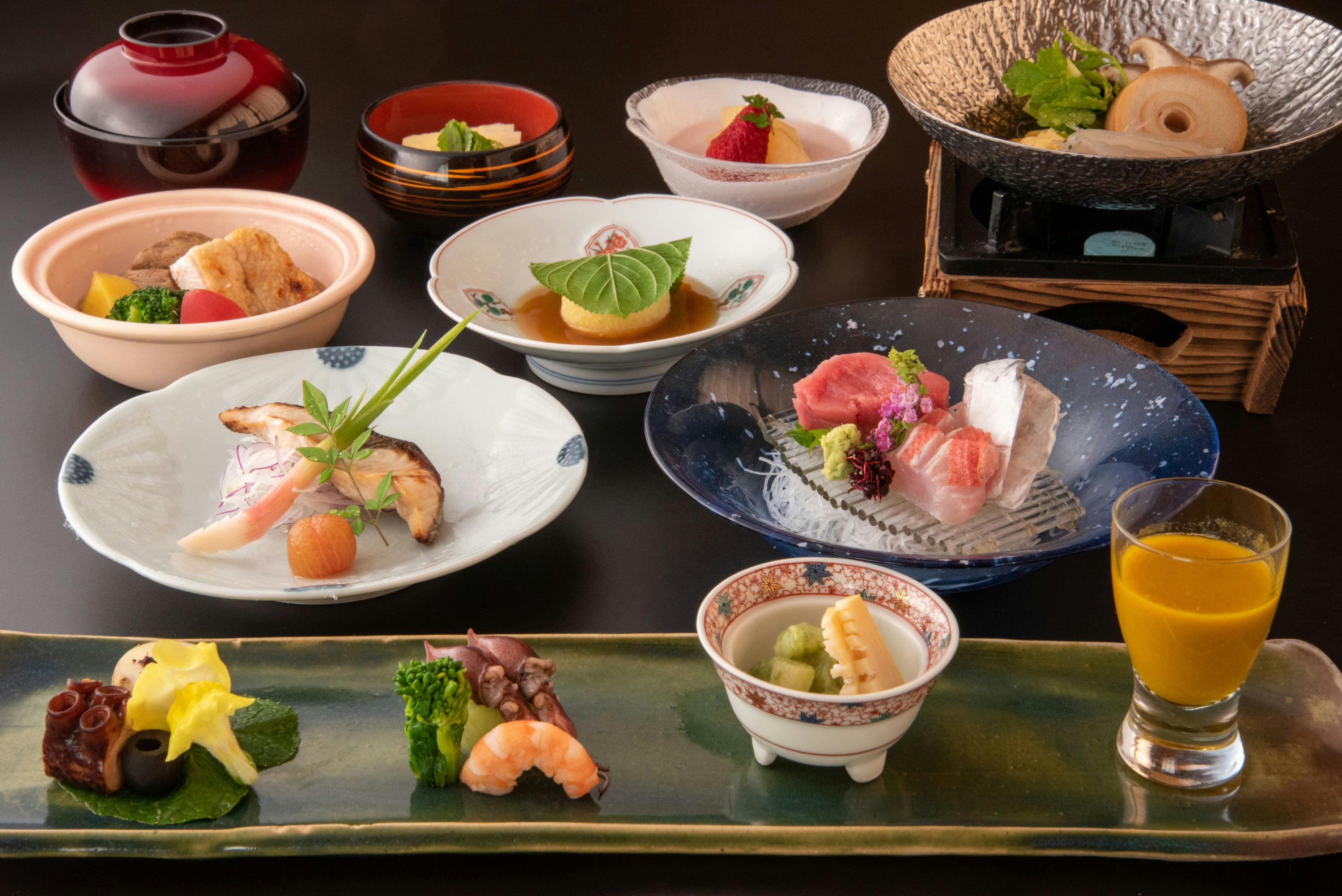 Rakuzan Yasuda: A Tatami-Floored Inn Adorned with Kimonos