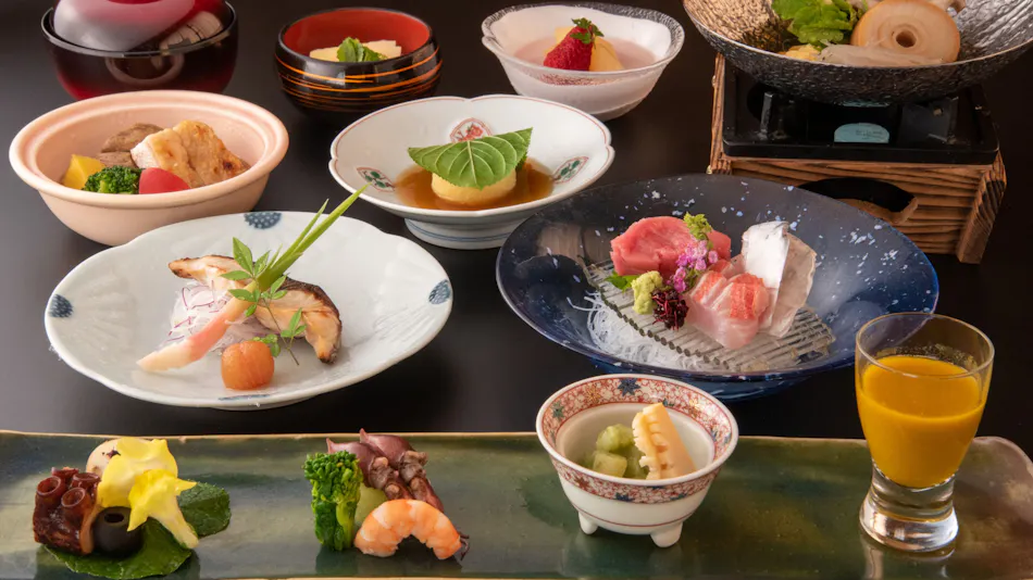 Rakuzan Yasuda: A Tatami-Floored Inn Adorned with Kimonos