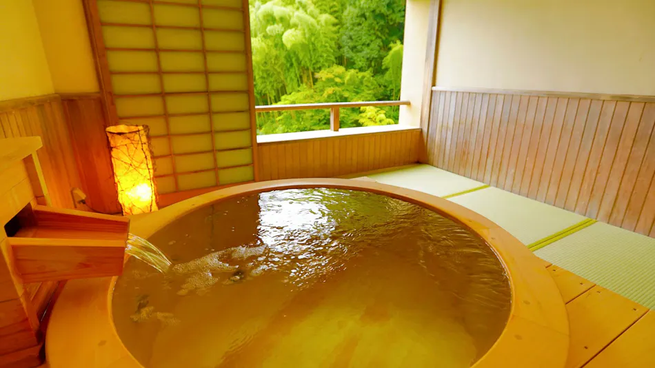 Rakuzan Yasuda: A Tatami-Floored Inn Adorned with Kimonos