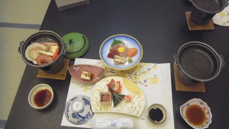 Yumura Onsen: Tomiya Inn with Private Hot Spring Source