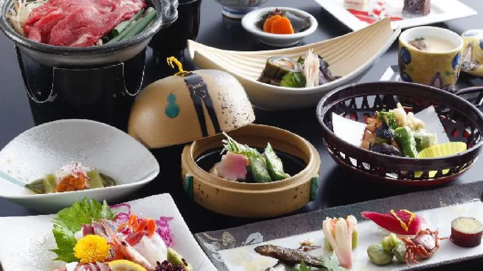 Yumura Onsen: Tomiya Inn with Private Hot Spring Source